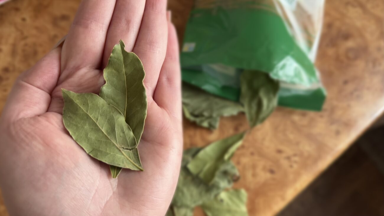 Господині розповіли, як провести ритуал для приваблення грошей та добробуту. Фото: Добрі новини 