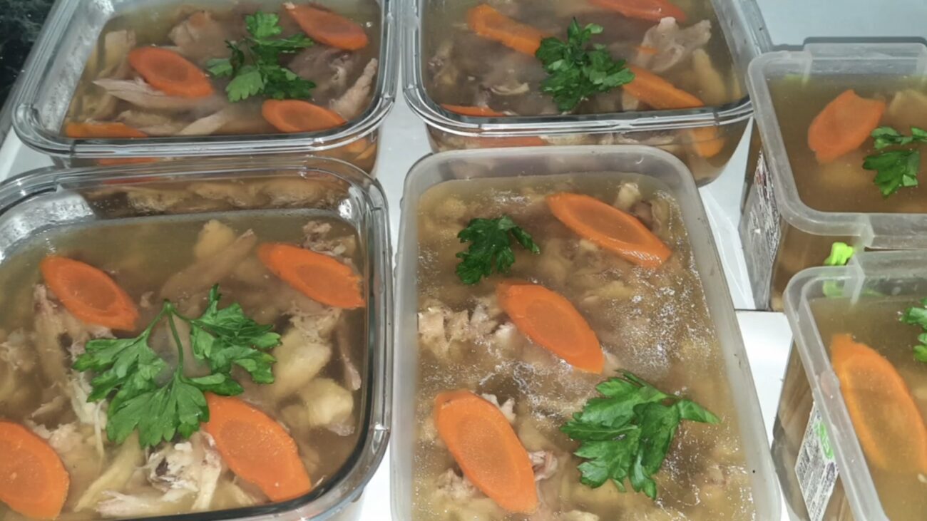 Господині розповіли, як зварити прозорий курячий холодець без желатину. Фото: YouTube Готуємо смачно Господині розповіли, як зварити прозорий курячий холодець без желатину. Фото: YouTube Готуємо смачно