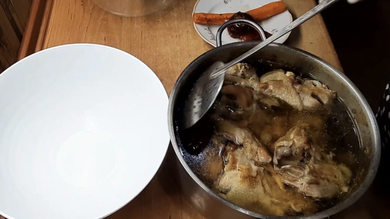 Господині розповіли, як зварити прозорий курячий холодець без желатину. Фото: YouTube Готуємо смачно Господині розповіли, як зварити прозорий курячий холодець без желатину. Фото: YouTube Готуємо смачно