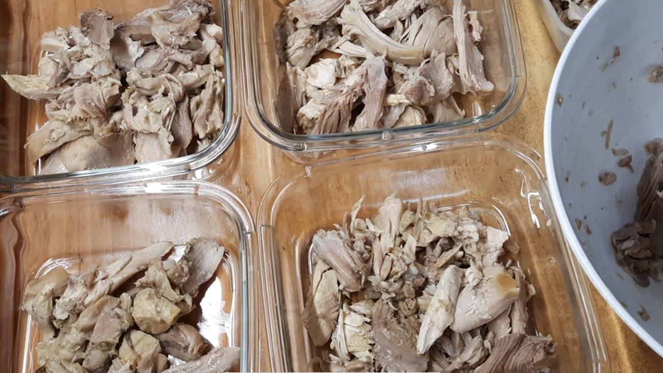 Господині розповіли, як зварити прозорий курячий холодець без желатину. Фото: YouTube Готуємо смачно Господині розповіли, як зварити прозорий курячий холодець без желатину. Фото: YouTube Готуємо смачно