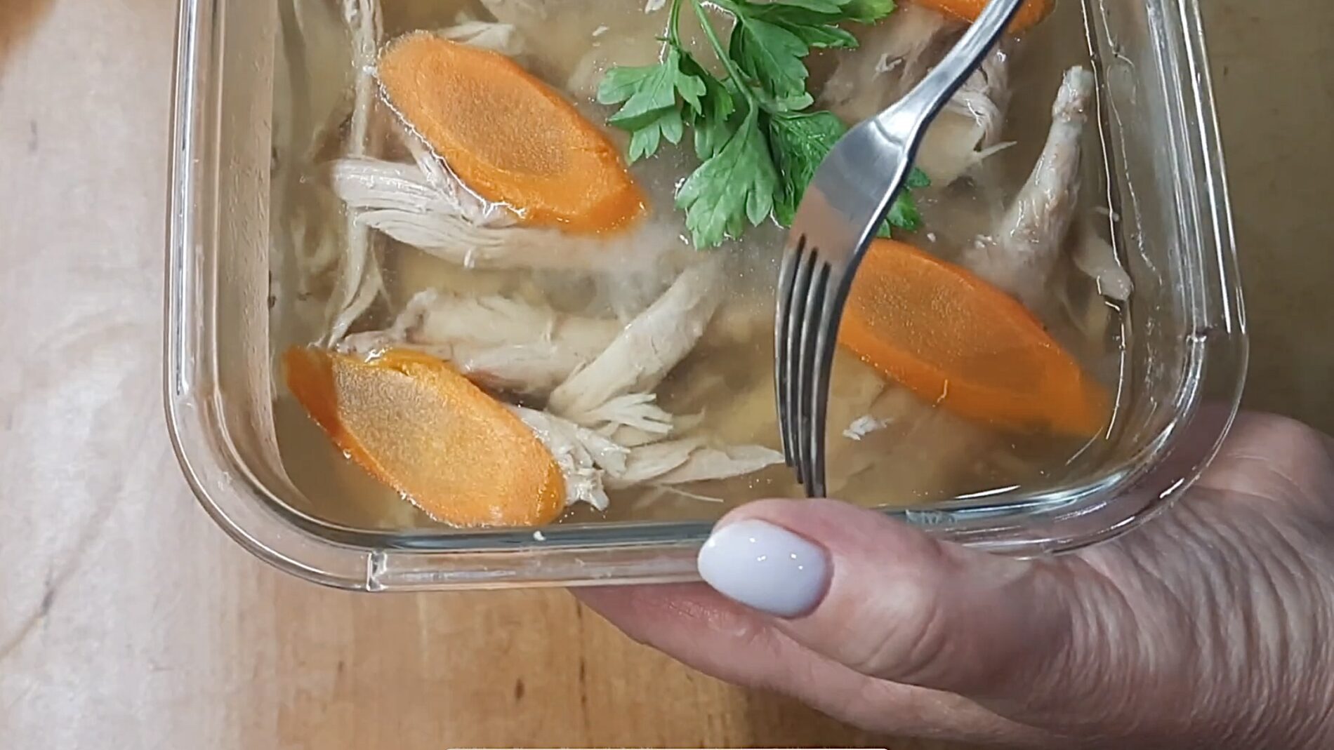 Господині розповіли, як зварити прозорий курячий холодець без желатину. Фото: YouTube Готуємо смачно 