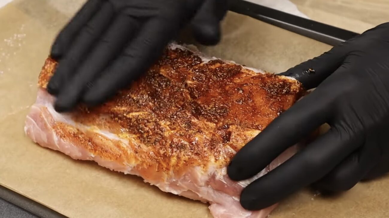 Господині поділилися рецептом соковитої буженини в рукаві. Фото: YouTube Maxi Food 