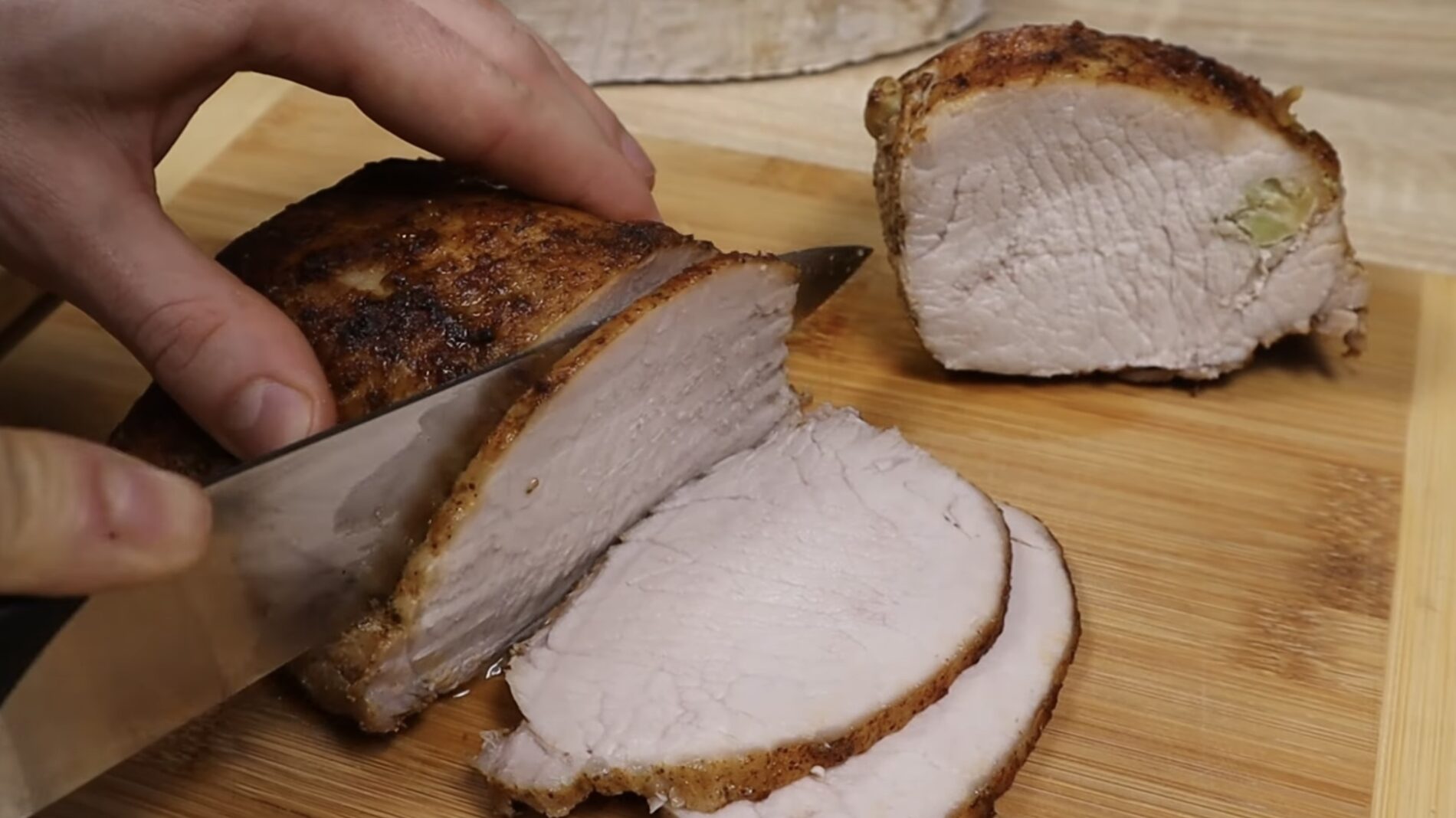 Господині поділилися рецептом соковитої буженини в рукаві. Фото: YouTube Maxi Food 