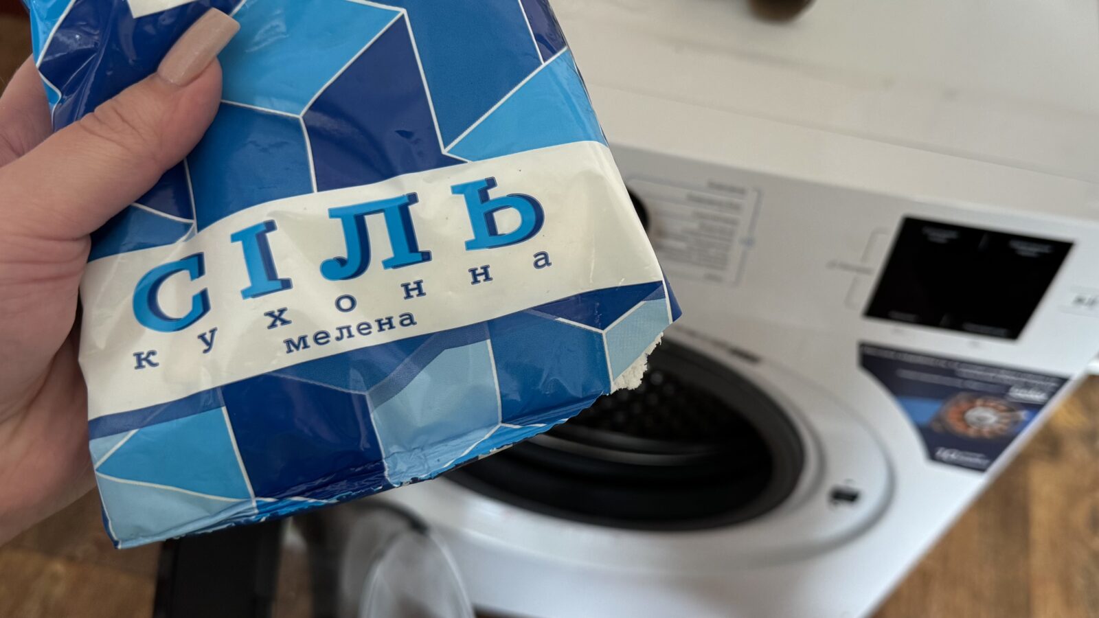 Господиня розповіла, як сіль допомагає зробити рушники знову пухнастими. Фото: Добрі новини 
