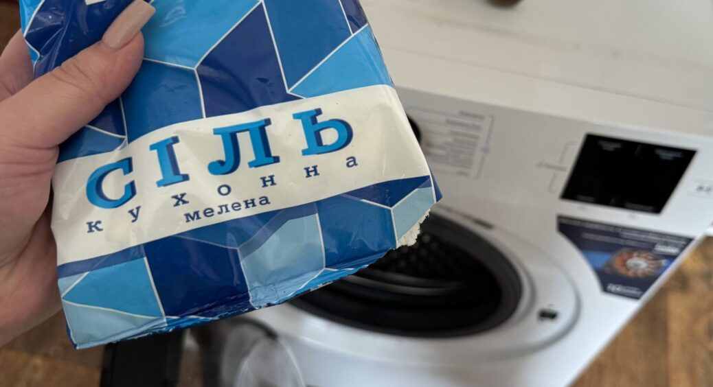 Чи допоможе сіль у пральній машині зробити старі рушники знову пухнастими: ось що показала практика — так 