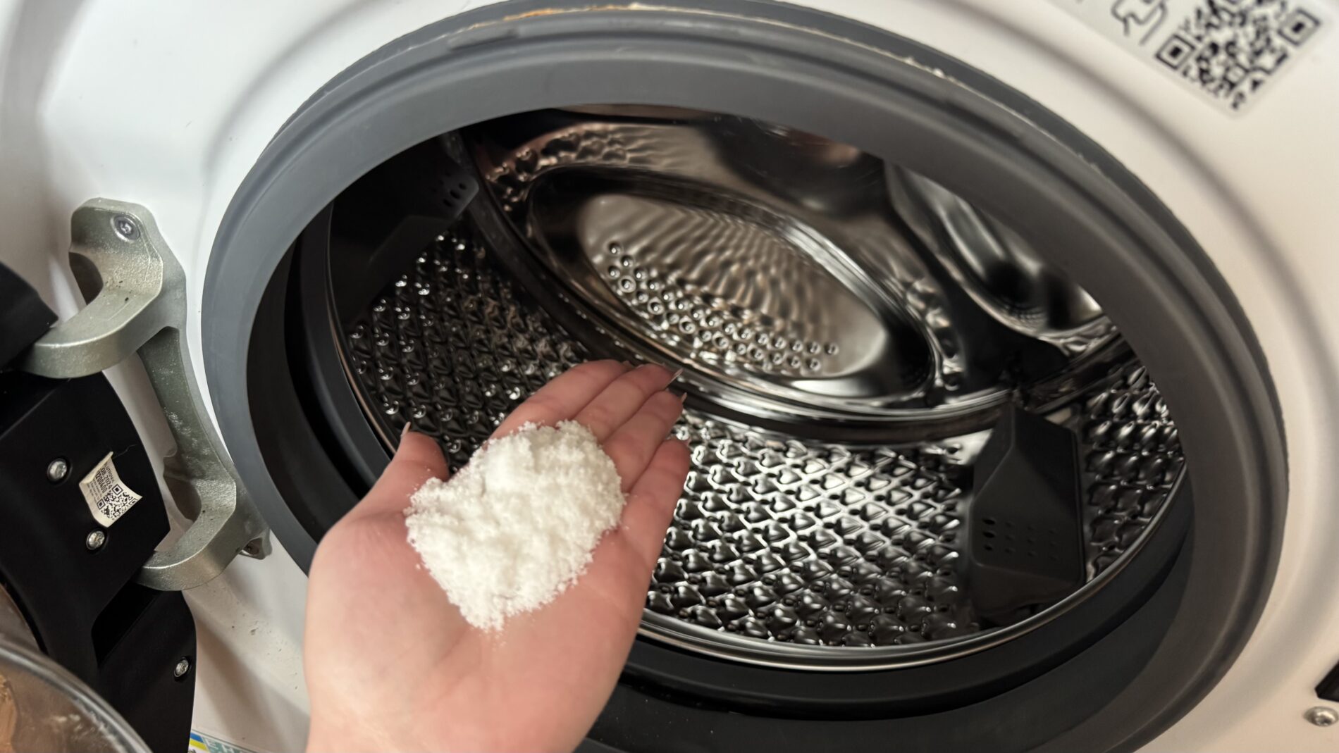 Господині розповіли, навіщо додавати звичайну сіль у пральну машину. Фото: Добрі новини 