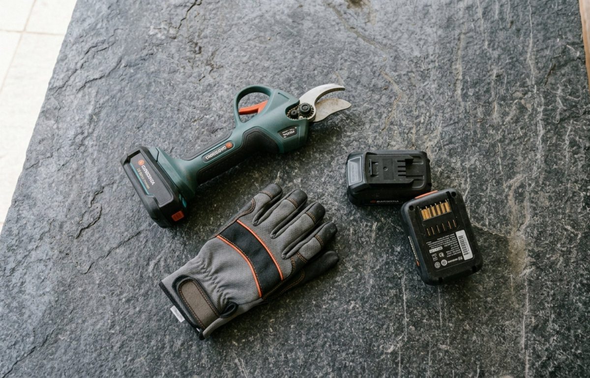 Якщо у вас багато кущів та дерев, то не зайвим буде купити запасні акумулятори