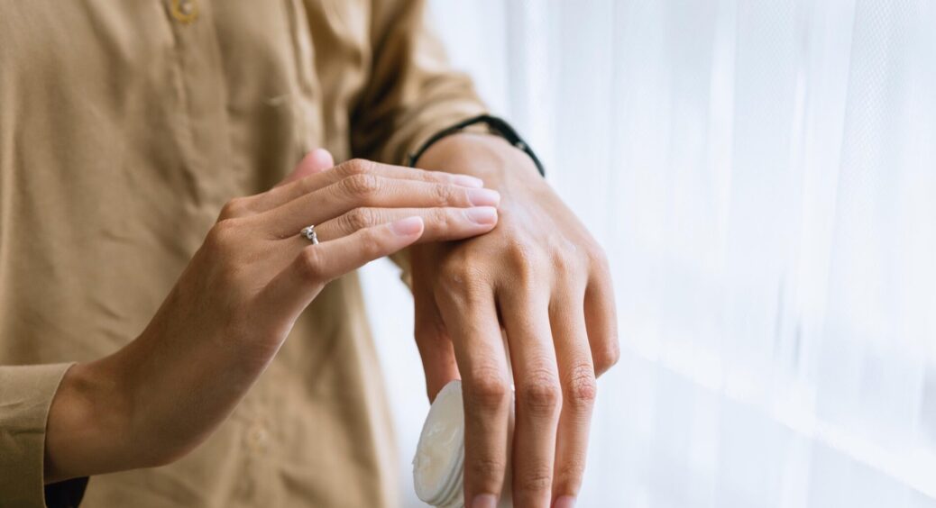 Цей крем замінить салонні процедури за 3000 грн: у найдешевший крем додаю 1 краплю — і зморшків немає 