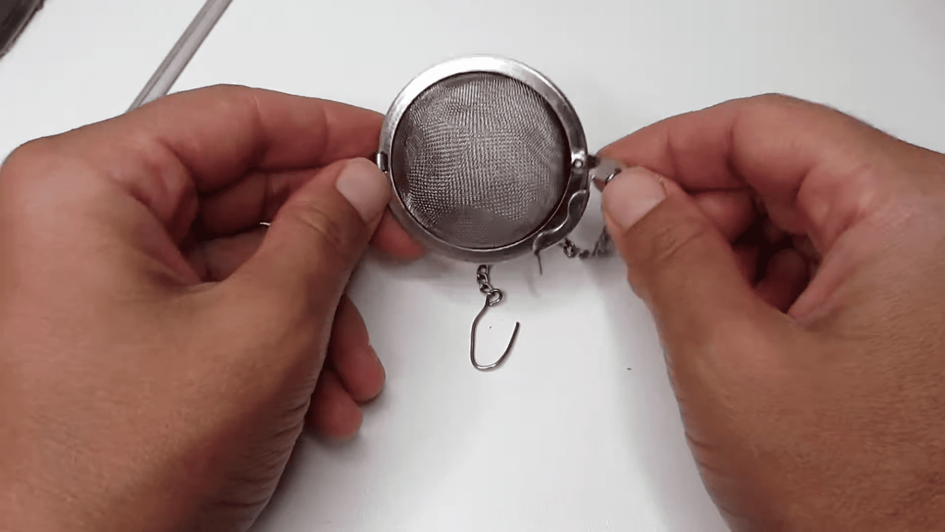 Господині розповіли, як очистити чайне ситечко від нальоту. Фото: YouTube