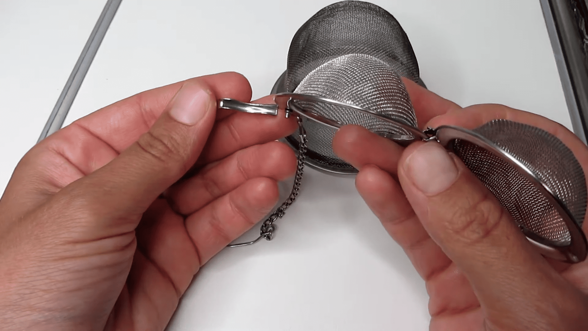 Господині розповіли, як очистити чайне ситечко від нальоту. Фото: YouTube