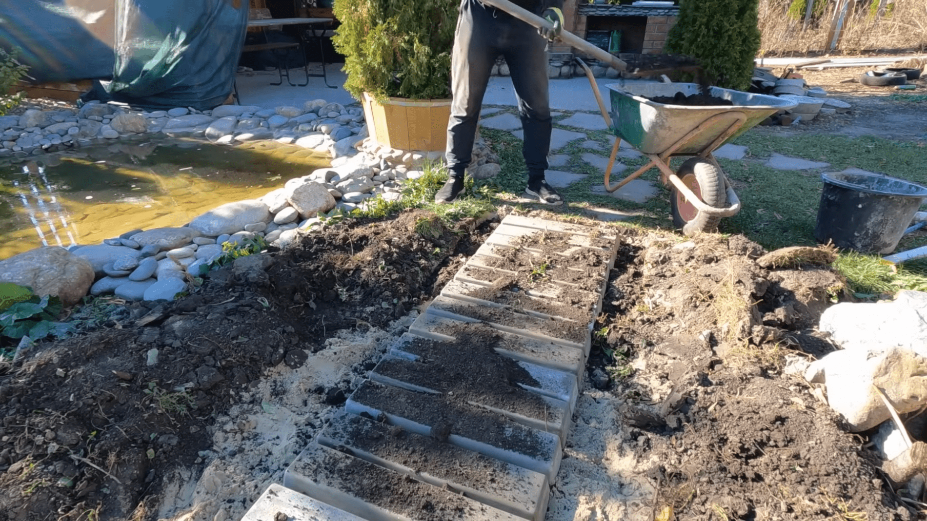 Експерти розповіли, як зробити садову доріжку зі звичайних пластикових ящиків. Фото: YouTube