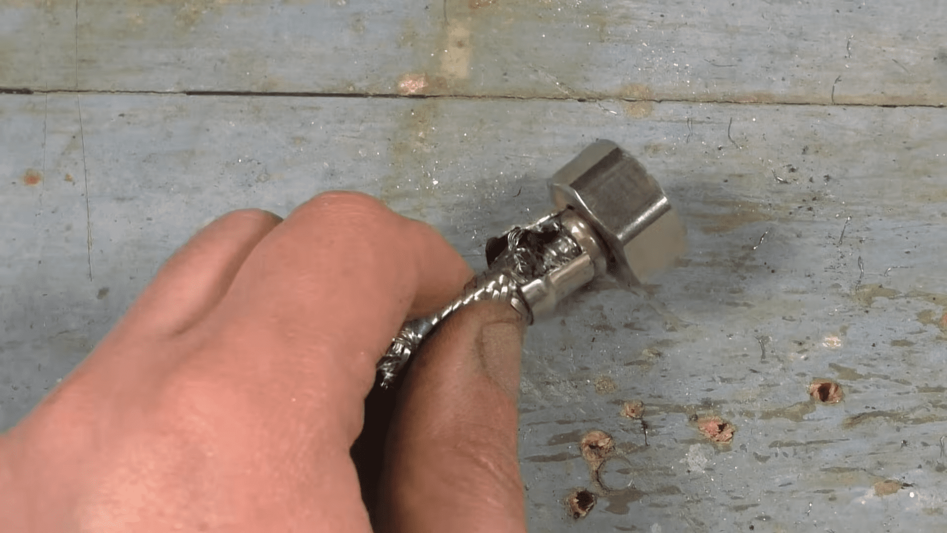 Сантехніки розповіли, як самостійно полагодити змішувач. Фото: YouTube/Musiy4uk