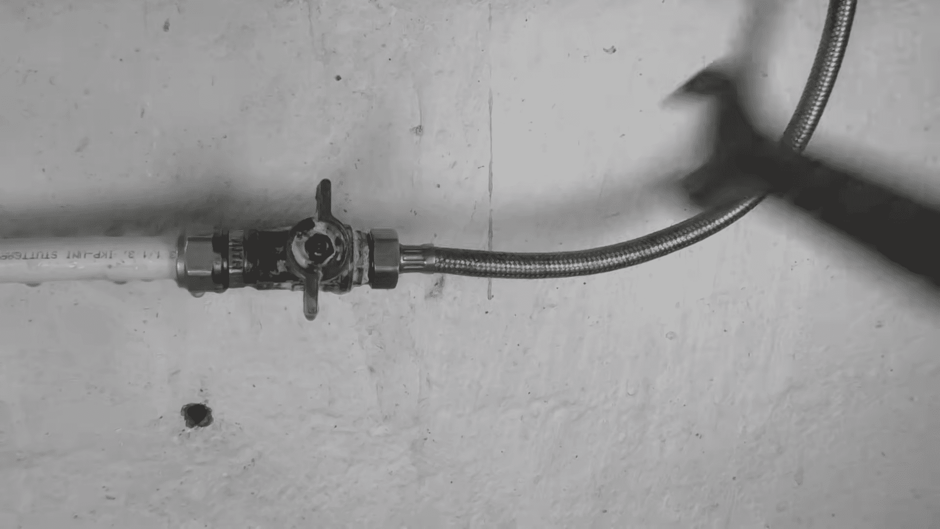 Сантехніки розповіли, як самостійно полагодити змішувач. Фото: YouTube/Musiy4uk