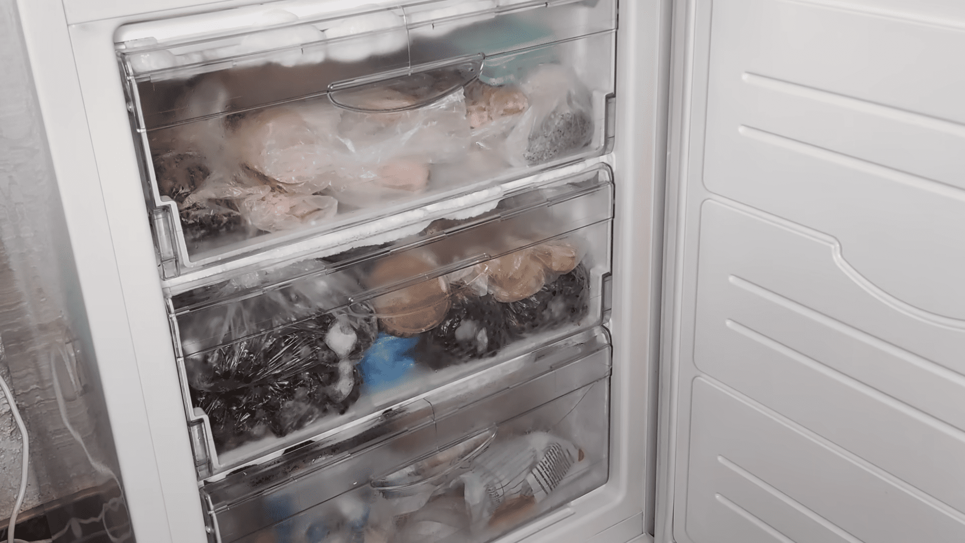 Господині розповіли, як швидко розморозити морозильну камеру. Фото: YouTube