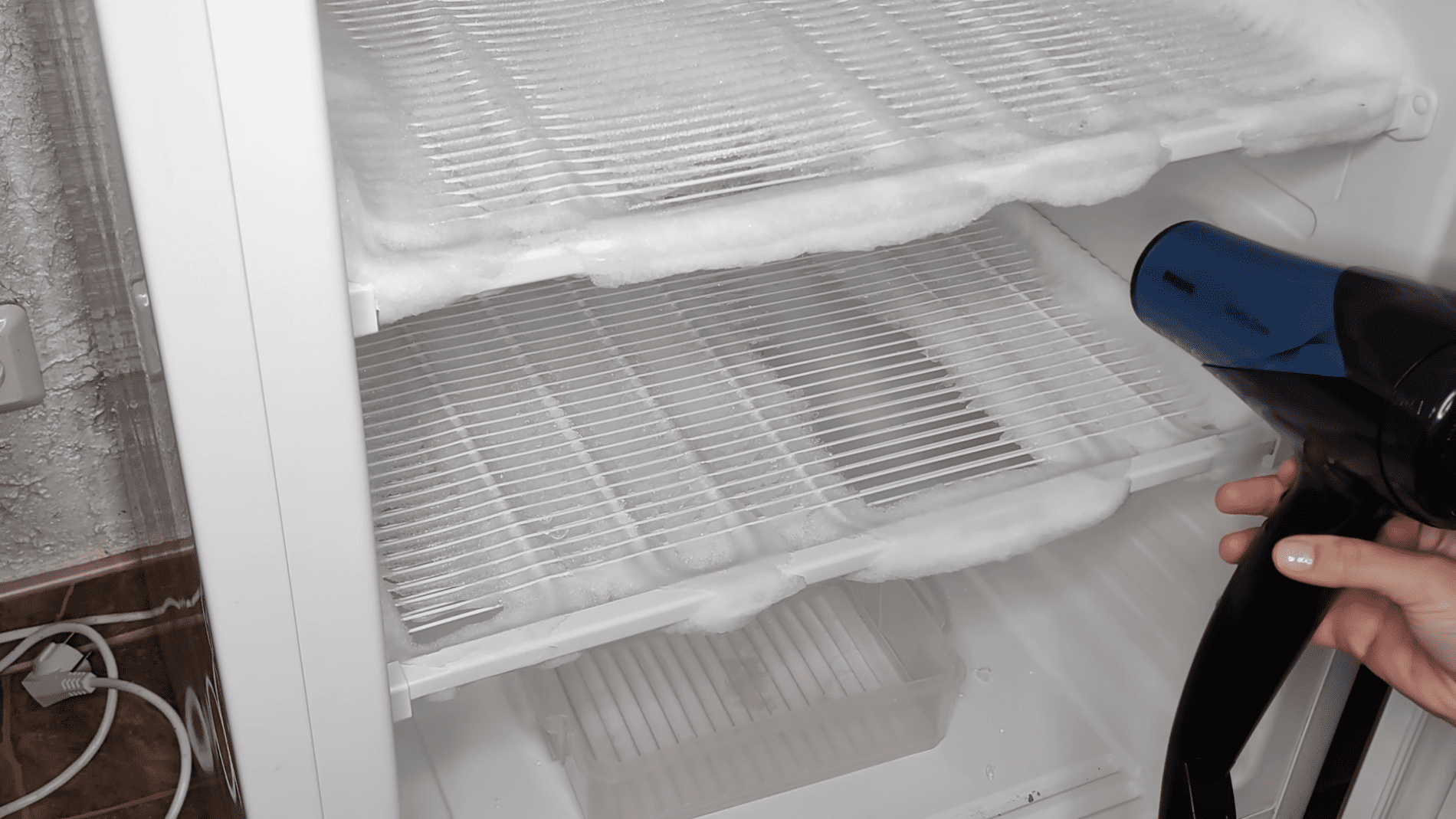 Господині розповіли, як швидко розморозити морозильну камеру. Фото: YouTube