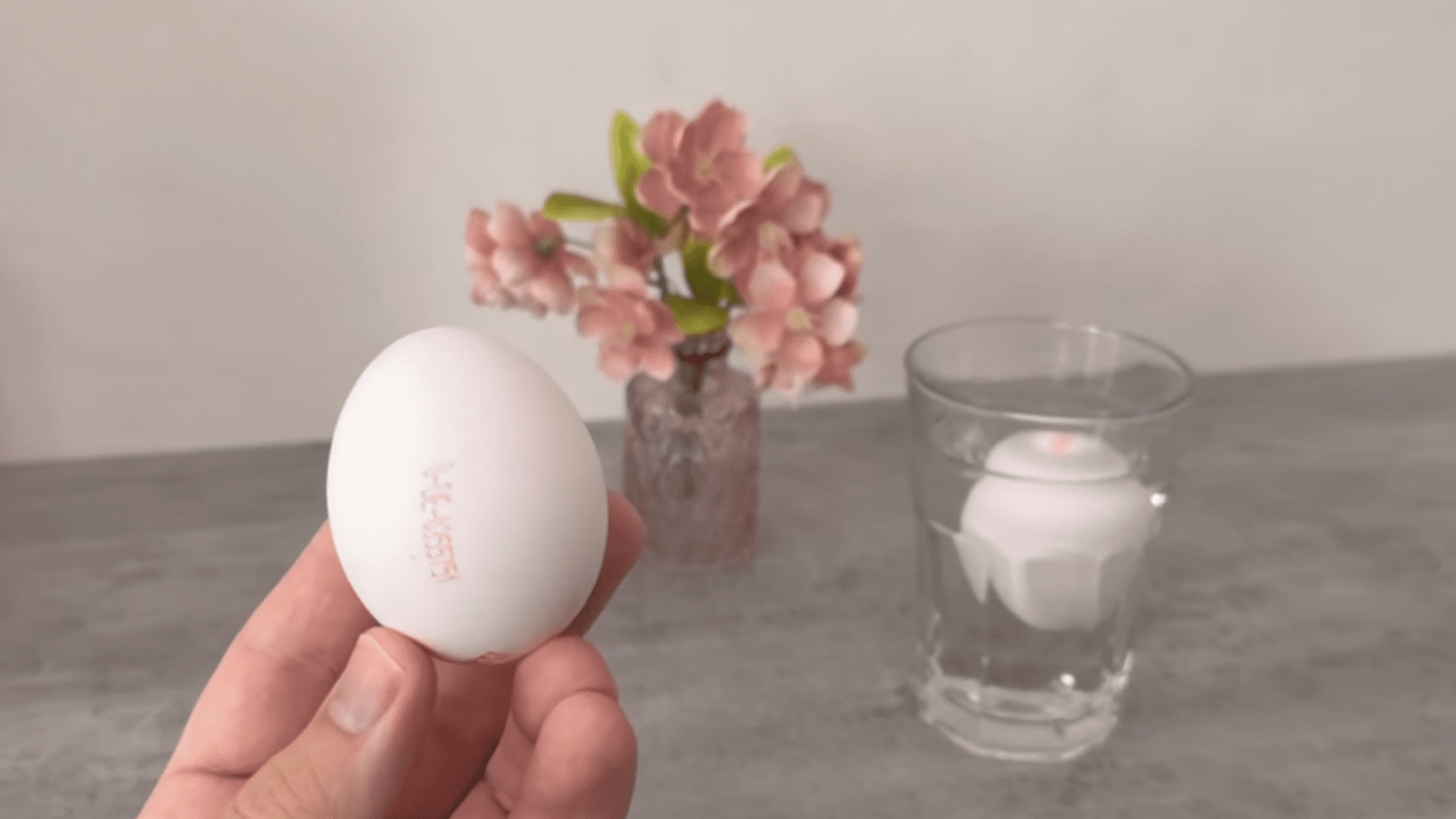 Господині розповіли, як легко перевірити свіжість яєць. Фото: YouTube