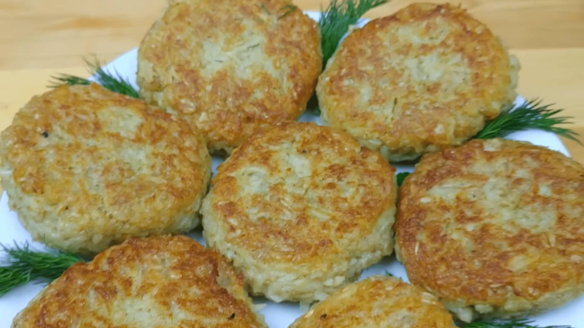 Кулінари розповіли, як приготувати смачні котлети з вівсяних пластівців. Фото: YouTube