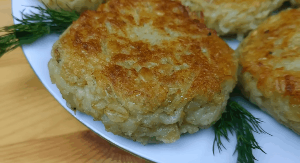 Залила вівсянку окропом – і за 30 хвилин на столі котлети, які навіть м’ясоїди беруть по 2 штуки 