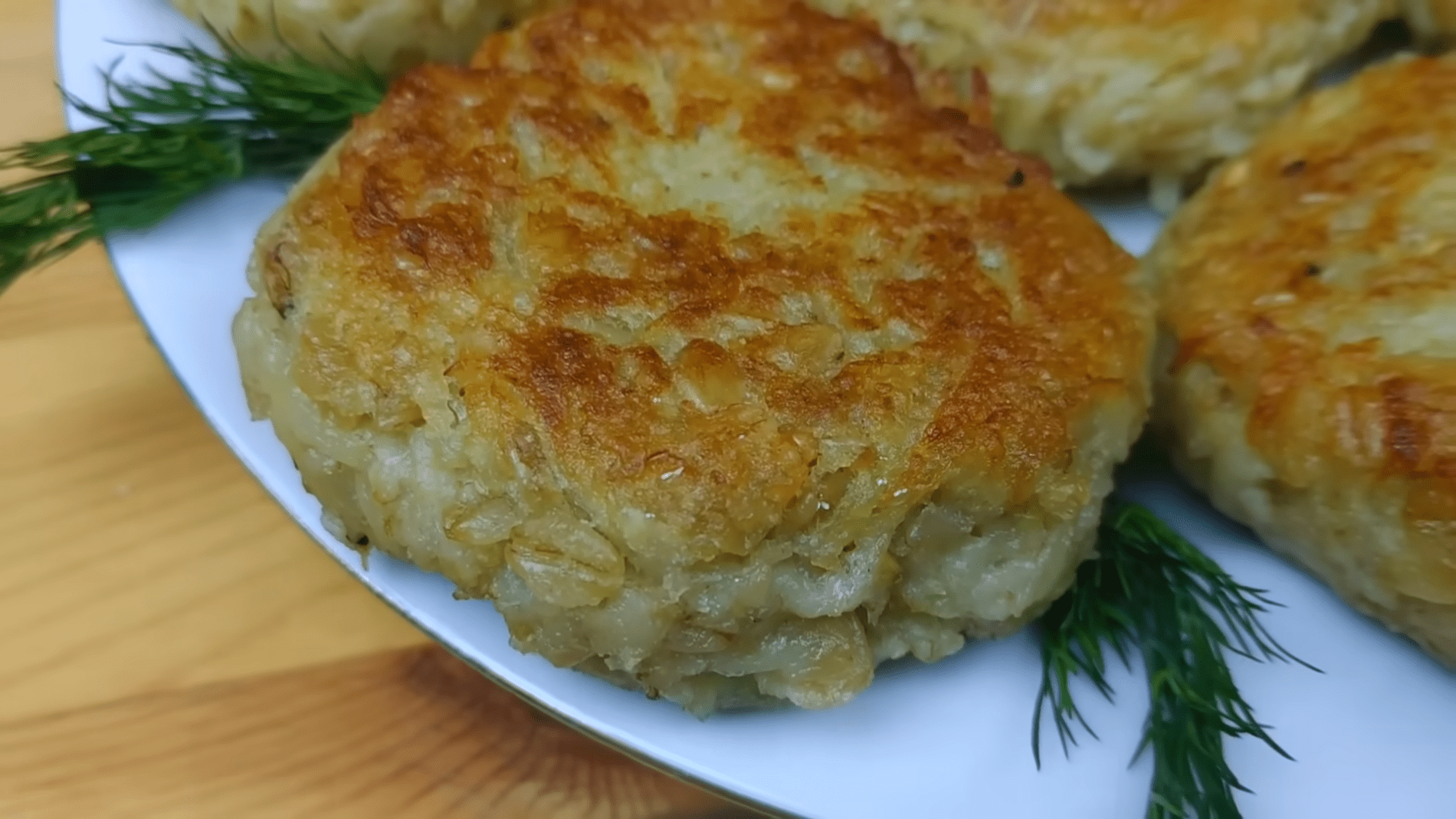 Кулінари розповіли, як приготувати смачні котлети з вівсяних пластівців. Фото: YouTube