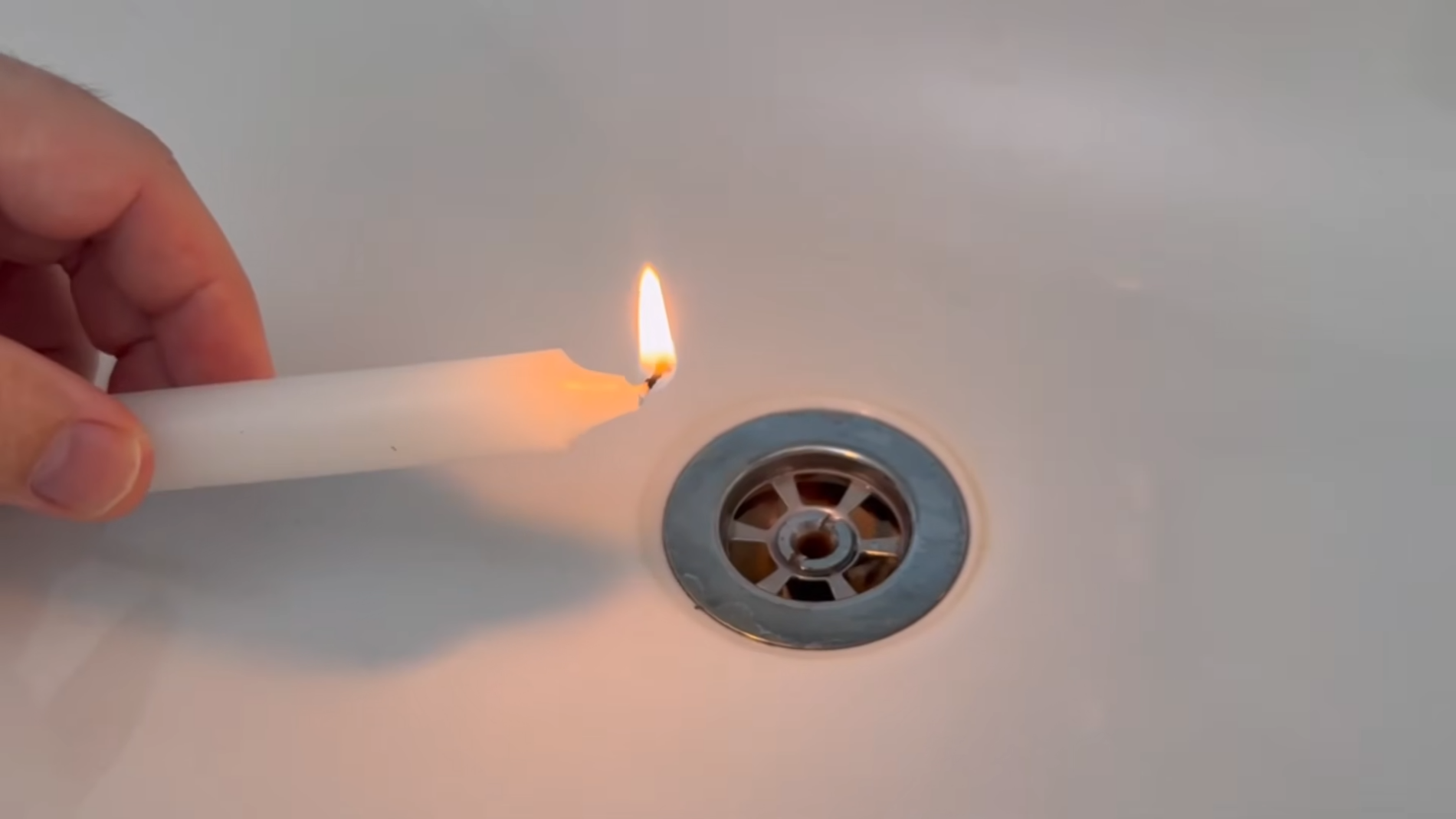 Господині розповіли, як легко позбутися водяних плям і нальоту на кранах. Фото: YouTube/Smart Fox