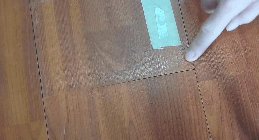 Підгледіла у будівельника 1 трюк із бруском – і щілини в ламінаті зникли без демонтажу: тепер раджу всім 