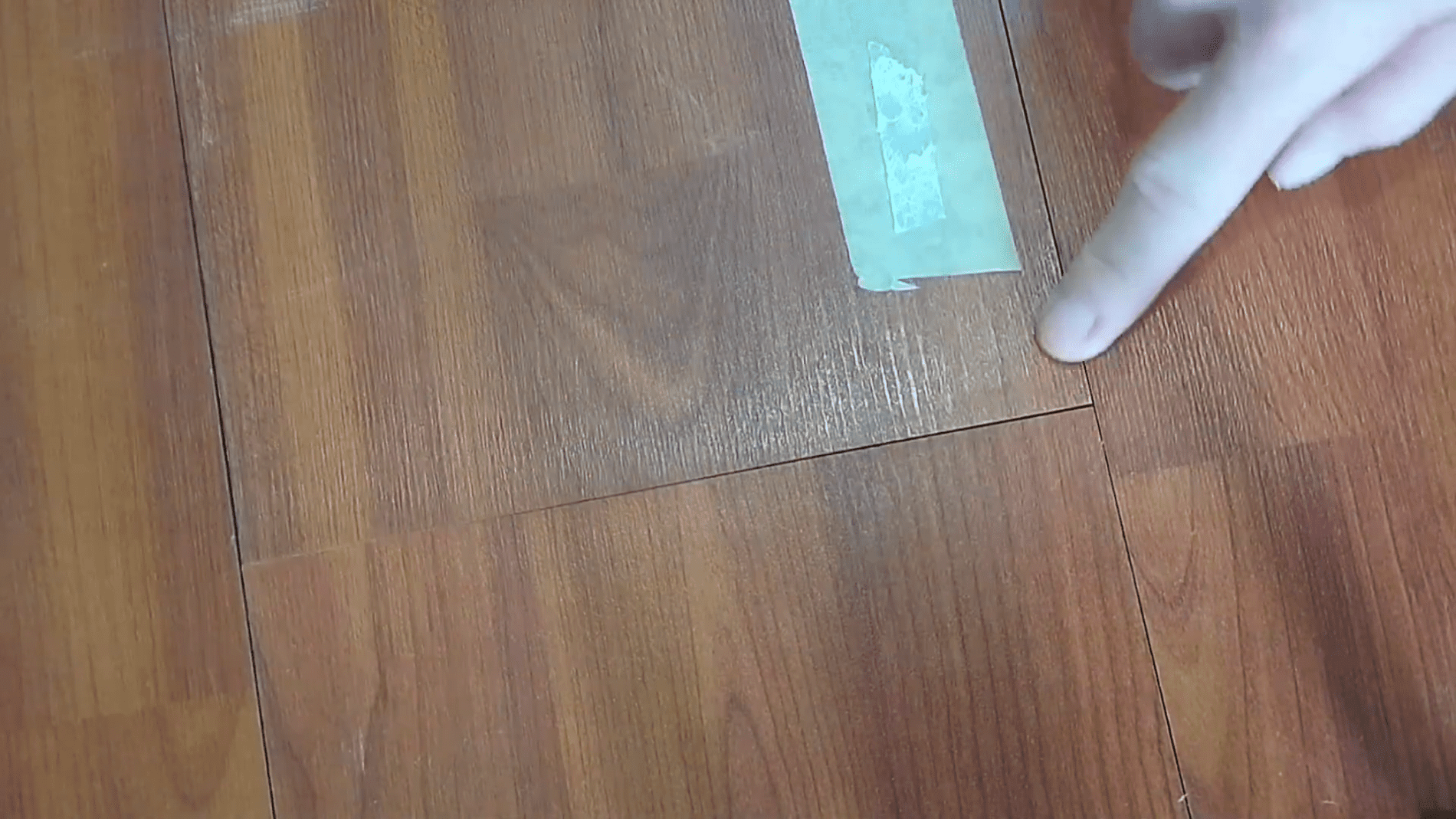Експерти розповіли, як легко прибрати щілини в ламінаті. Фото: YouTube/Точка Зору 360⁰