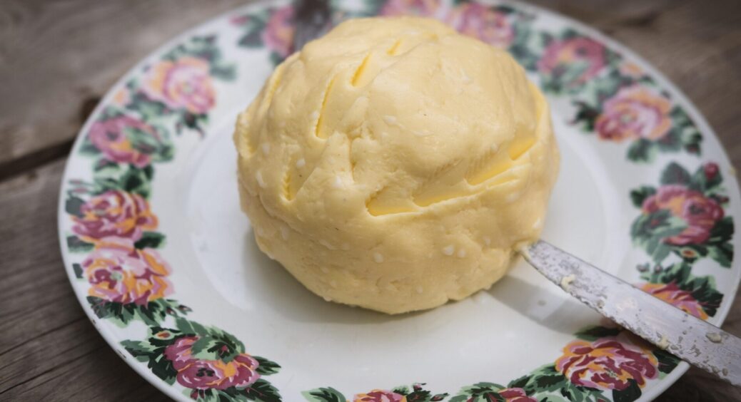 Яке вершкове масло краще — 72,5% чи 82,5%: тільки 1 продукт можна купувати і не сумніватись 