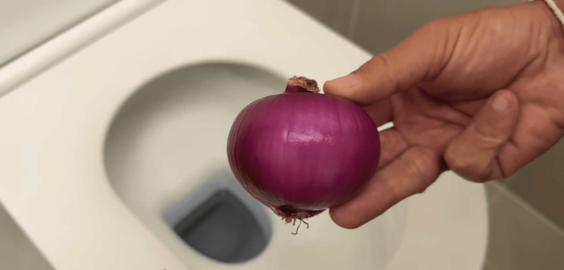 Експерти розповіли про простий спосіб очищення за допомогою цибулі. Фото: YouTube/come cucinare