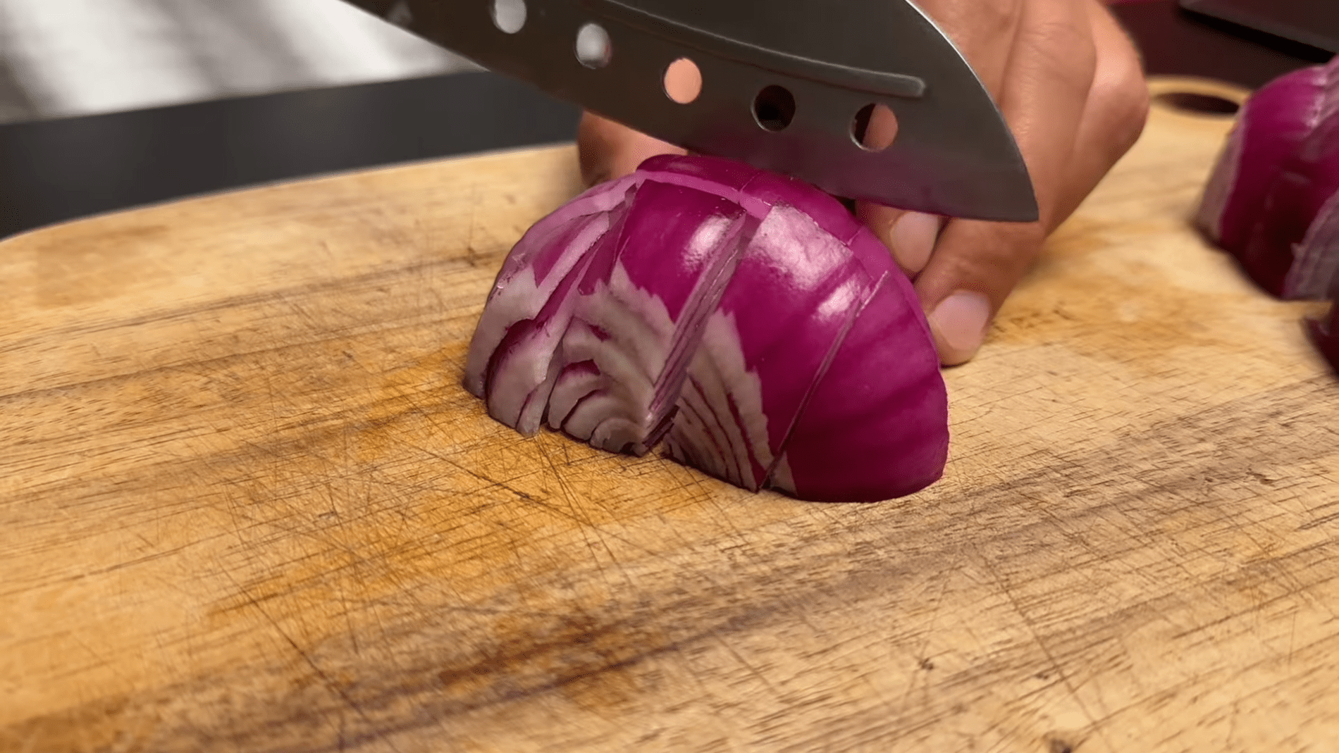 Експерти розповіли про простий спосіб очищення за допомогою цибулі. Фото: YouTube/come cucinare