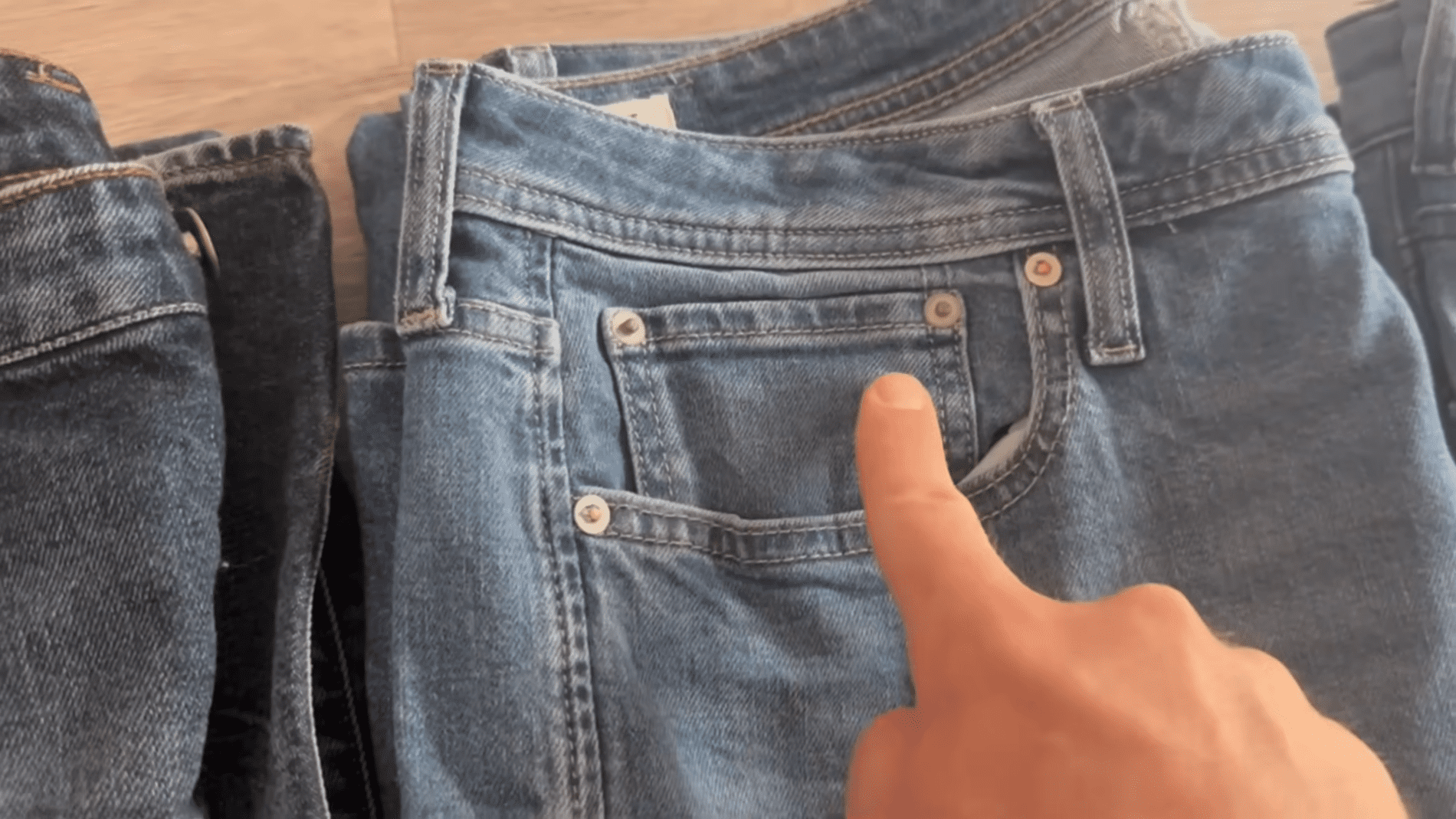 Експерти розповіли, навіщо на джинсах маленька кишеня. Фото: YouTube/Smart Fox