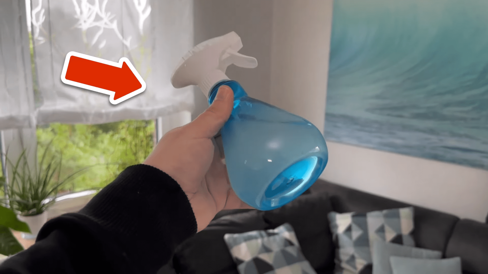 Городники розповіли про простий спосіб позбутися бур'янів у швах бруківки. Фото: YouTube/Smart Fox