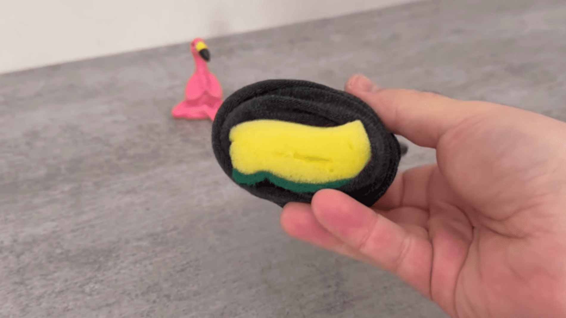 Експерти розповіли про простий лайфхак із губкою та шкарпеткою. Фото: YouTube/Smart Fox