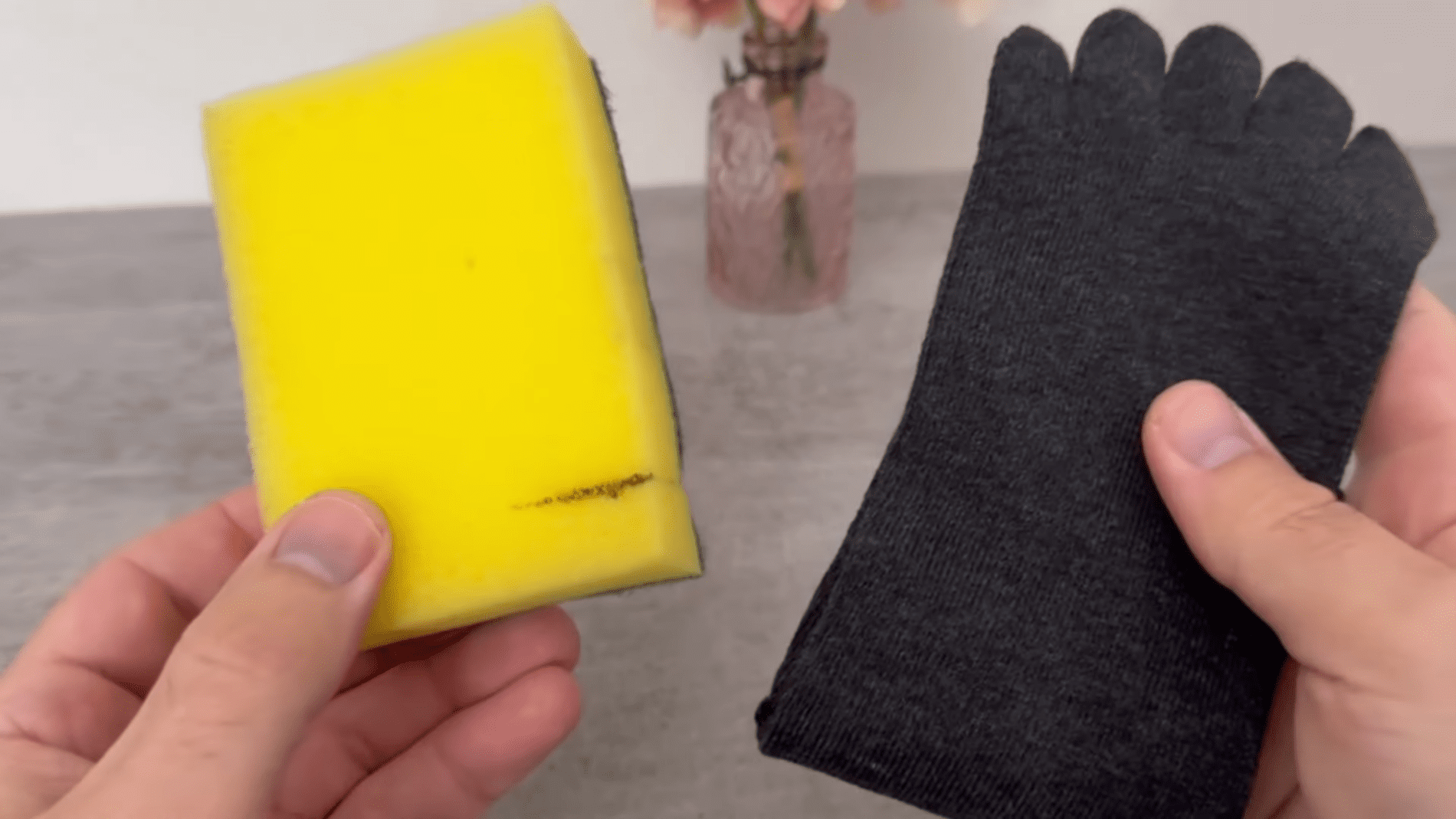 Експерти розповіли про простий лайфхак із губкою та шкарпеткою. Фото: YouTube/Smart Fox