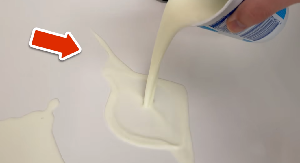 Сантехнік із 30-річним стажем не повірив, що чищу душ молоком – поки не побачив результат: наліт зникає сам 