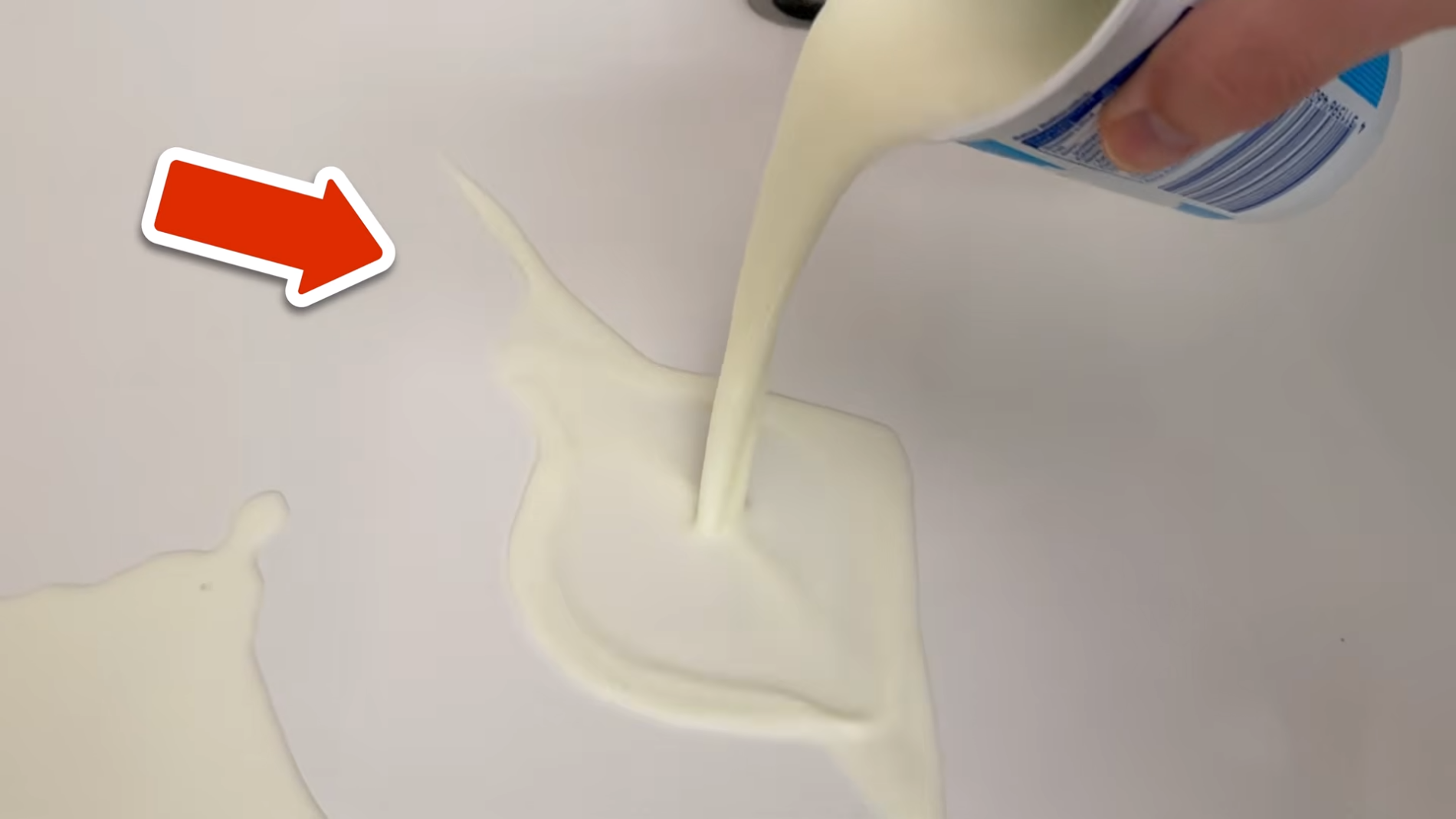 Експерти розповіли, як легко очистити душову кабіну та ванну. Фото: YouTube/Smart Fox