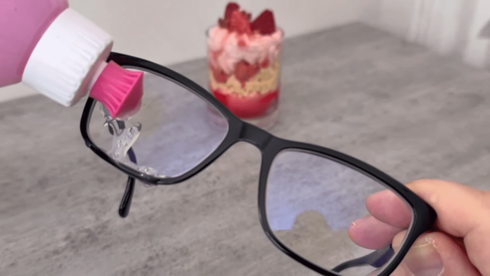 Експерти назвали простий спосіб, який допоможе окулярам не запотівати. Фото: YouTube/Smart Fox