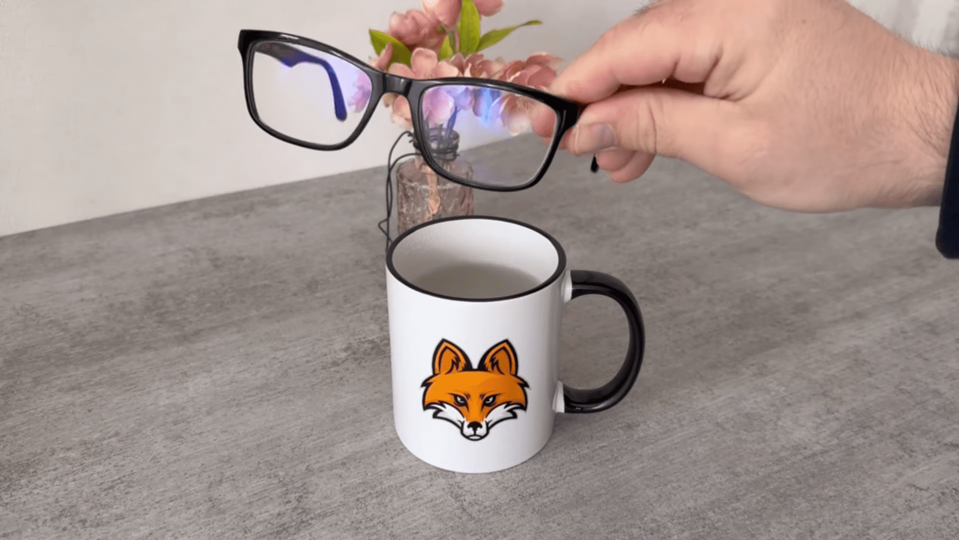 Експерти назвали простий спосіб, який допоможе окулярам не запотівати. Фото: YouTube/Smart Fox