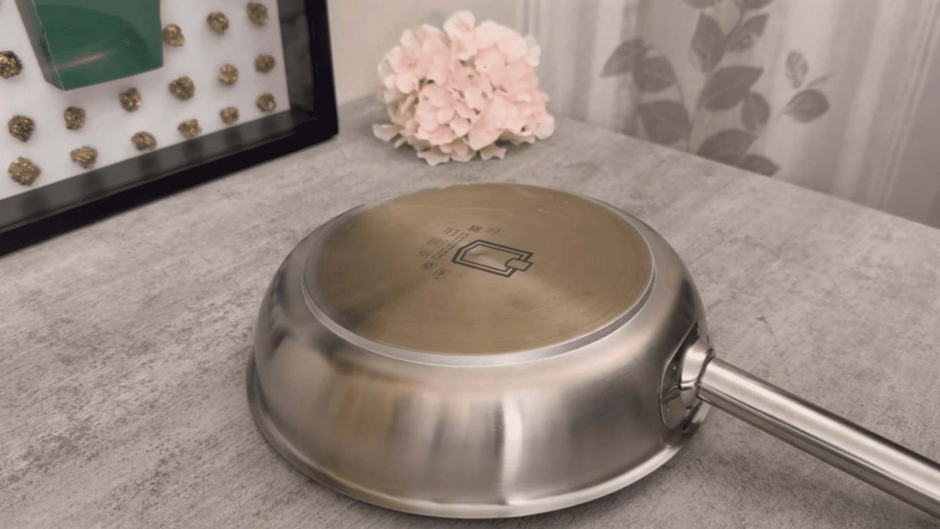 Господині розповіли про несподіваний спосіб використання зубної пасти. Фото: YouTube/Smart Fox