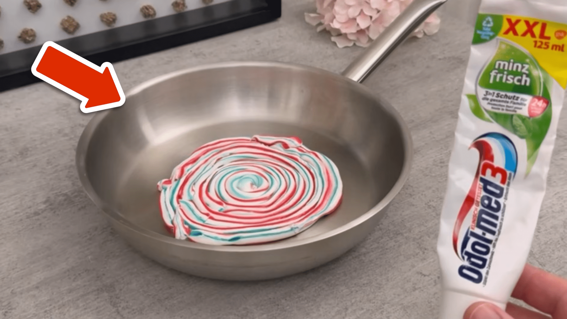 Господині розповіли про несподіваний спосіб використання зубної пасти. Фото: YouTube/Smart Fox