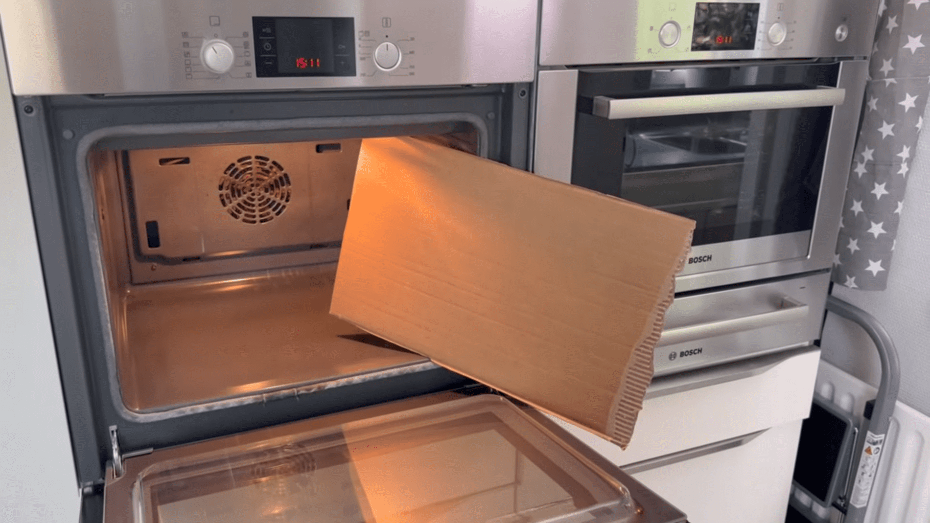 Експерти розповіли про ефективний спосіб очищення скла духовки. Фото: YouTube/Smart Fox