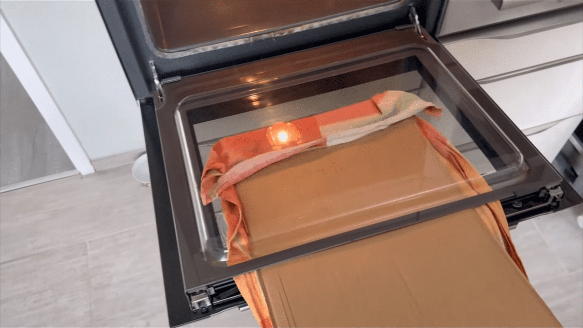 Експерти розповіли про ефективний спосіб очищення скла духовки. Фото: YouTube/Smart Fox