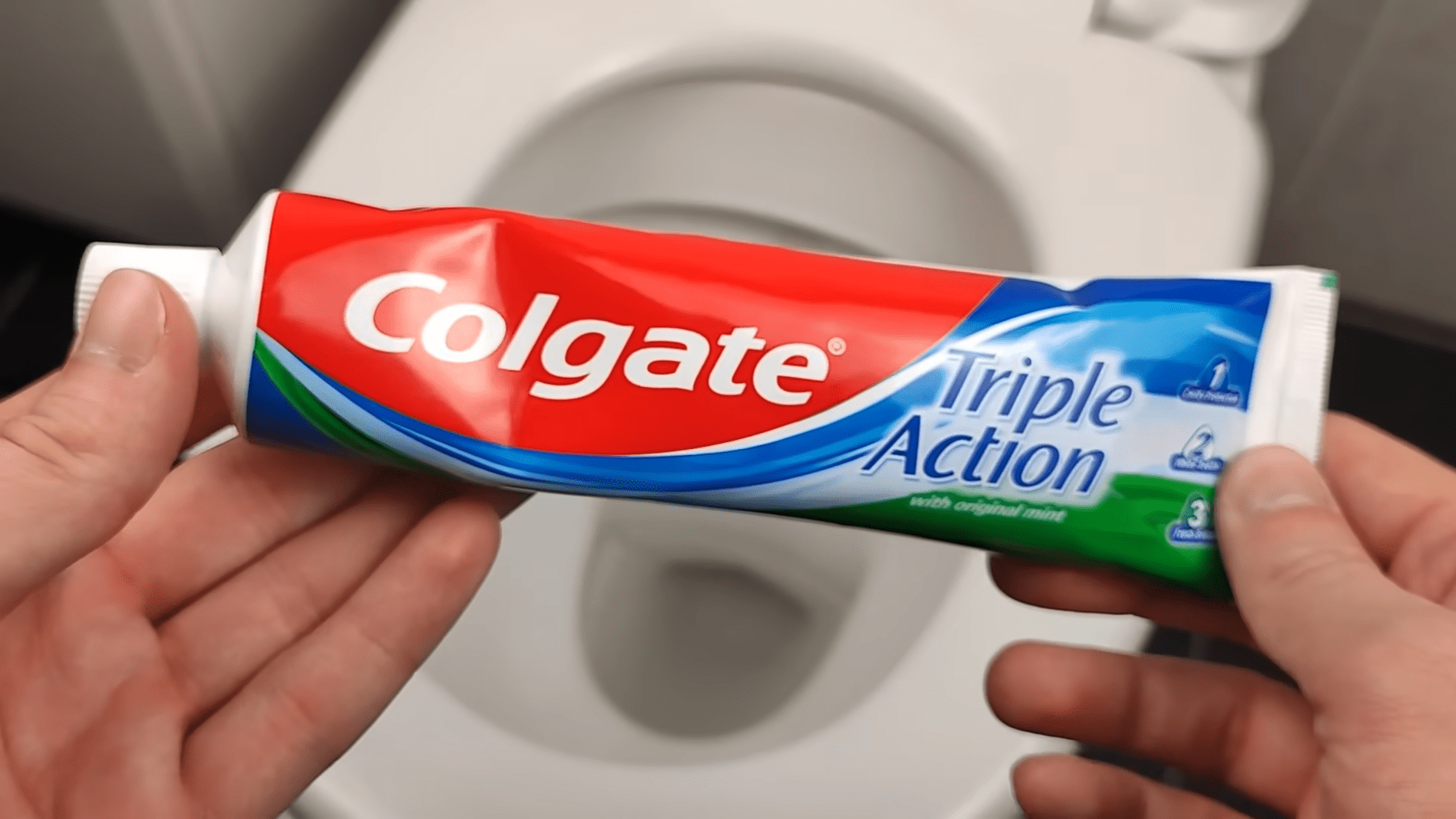 Експерти розповіли, як підтримувати чистоту унітазу без зайвих витрат. Фото: YouTube/Чистий майстер