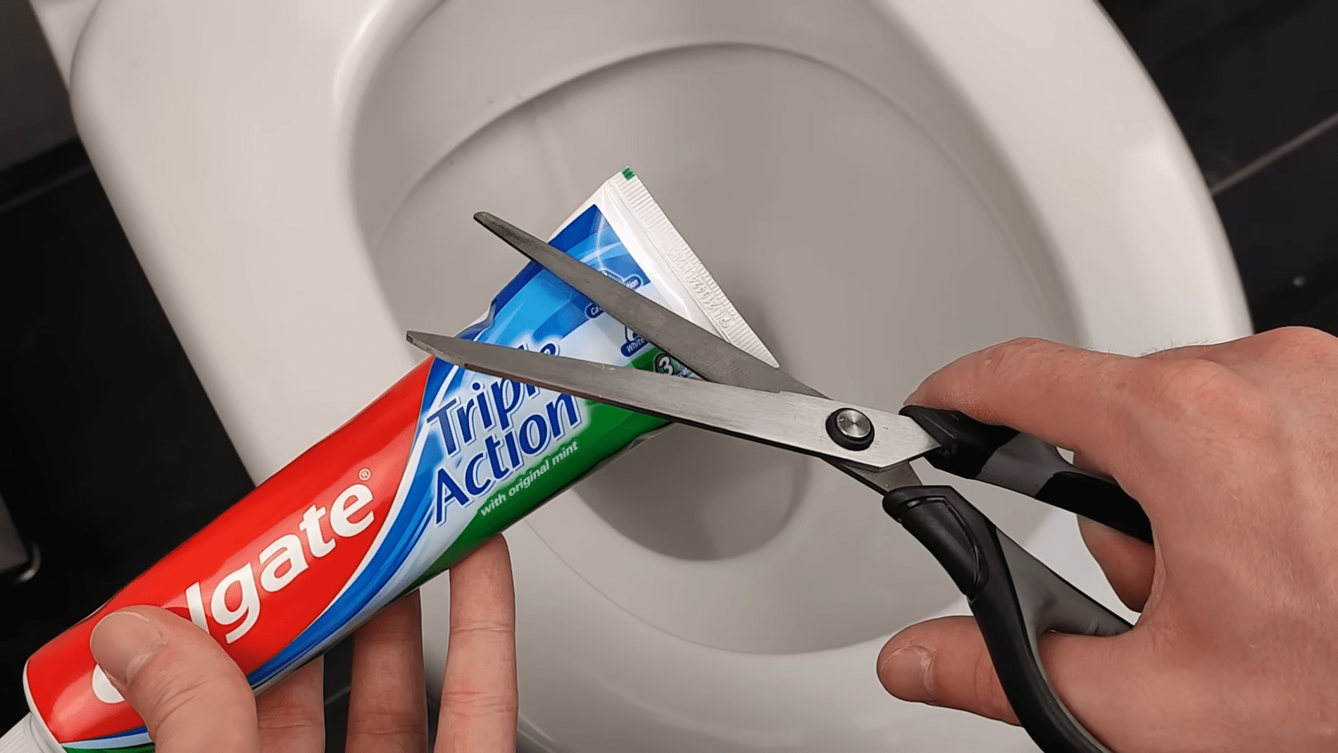 Експерти розповіли, як підтримувати чистоту унітазу без зайвих витрат. Фото: YouTube/Чистий майстер