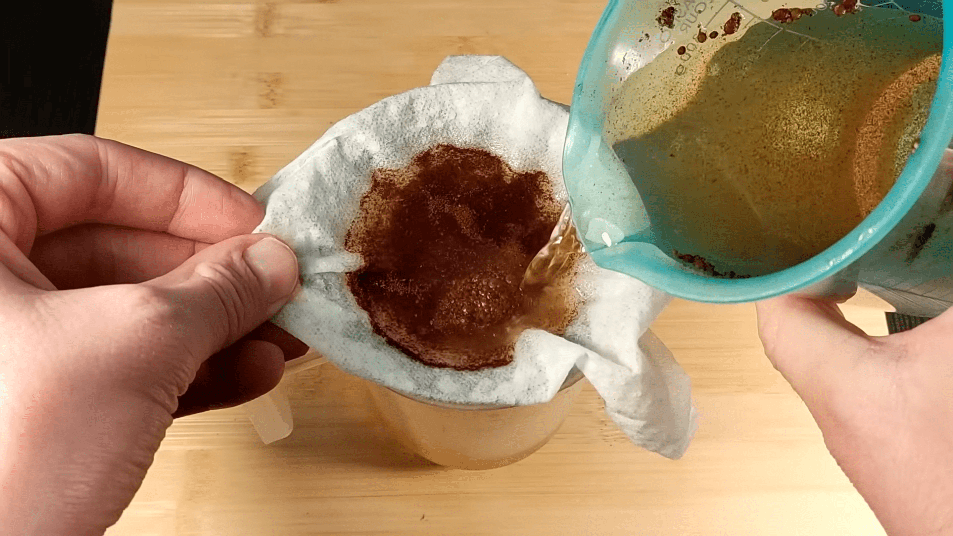 Експерти розповіли про несподівані способи використання кавової гущі. Фото: YouTube/ПРИРОДНЕ ЗДОРОВ'Я