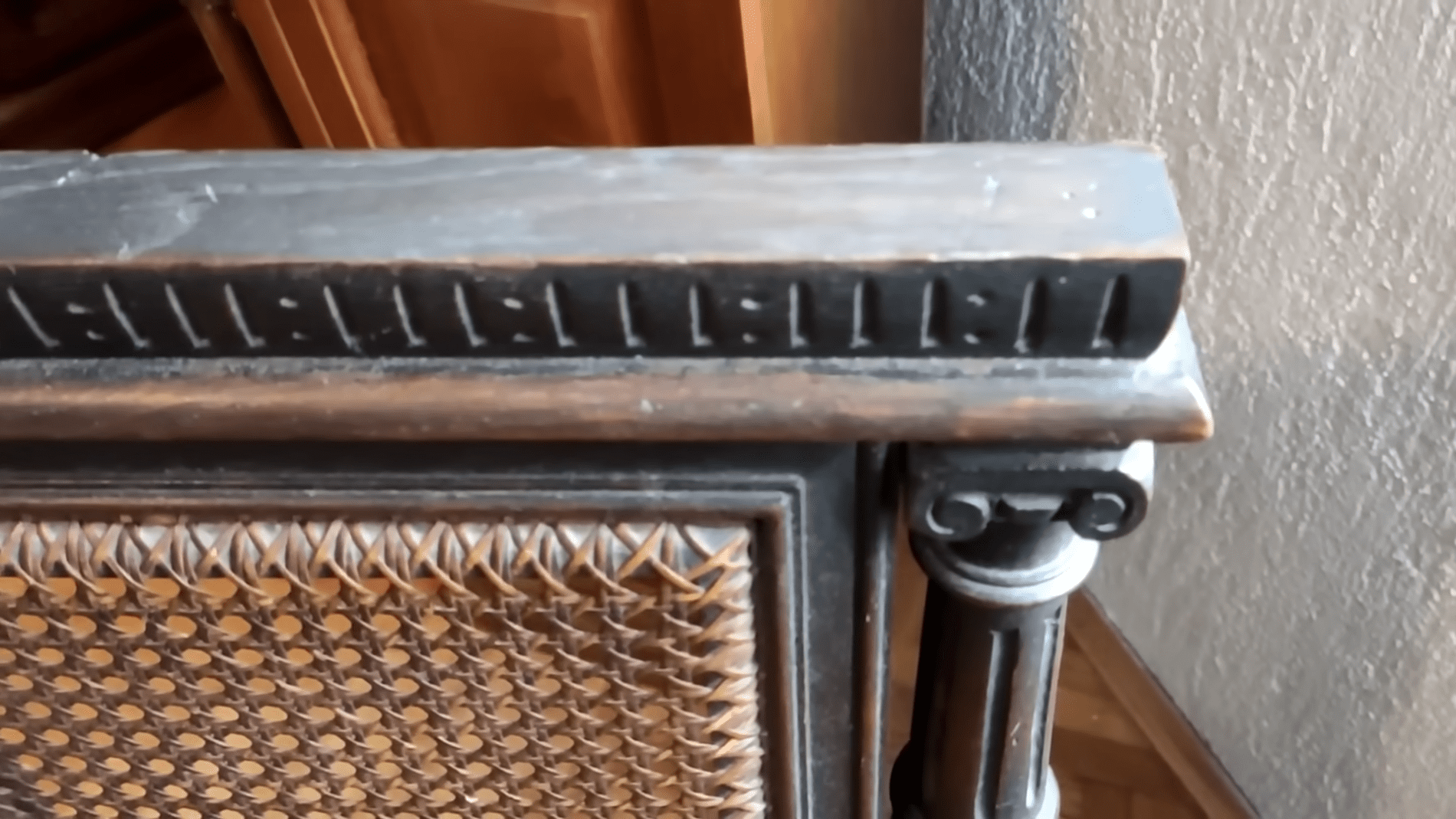 Експерти розповіли, як повернути блиск дерев'яним меблям. Фото:YouTube/PRIRODNOZDRAVLJE