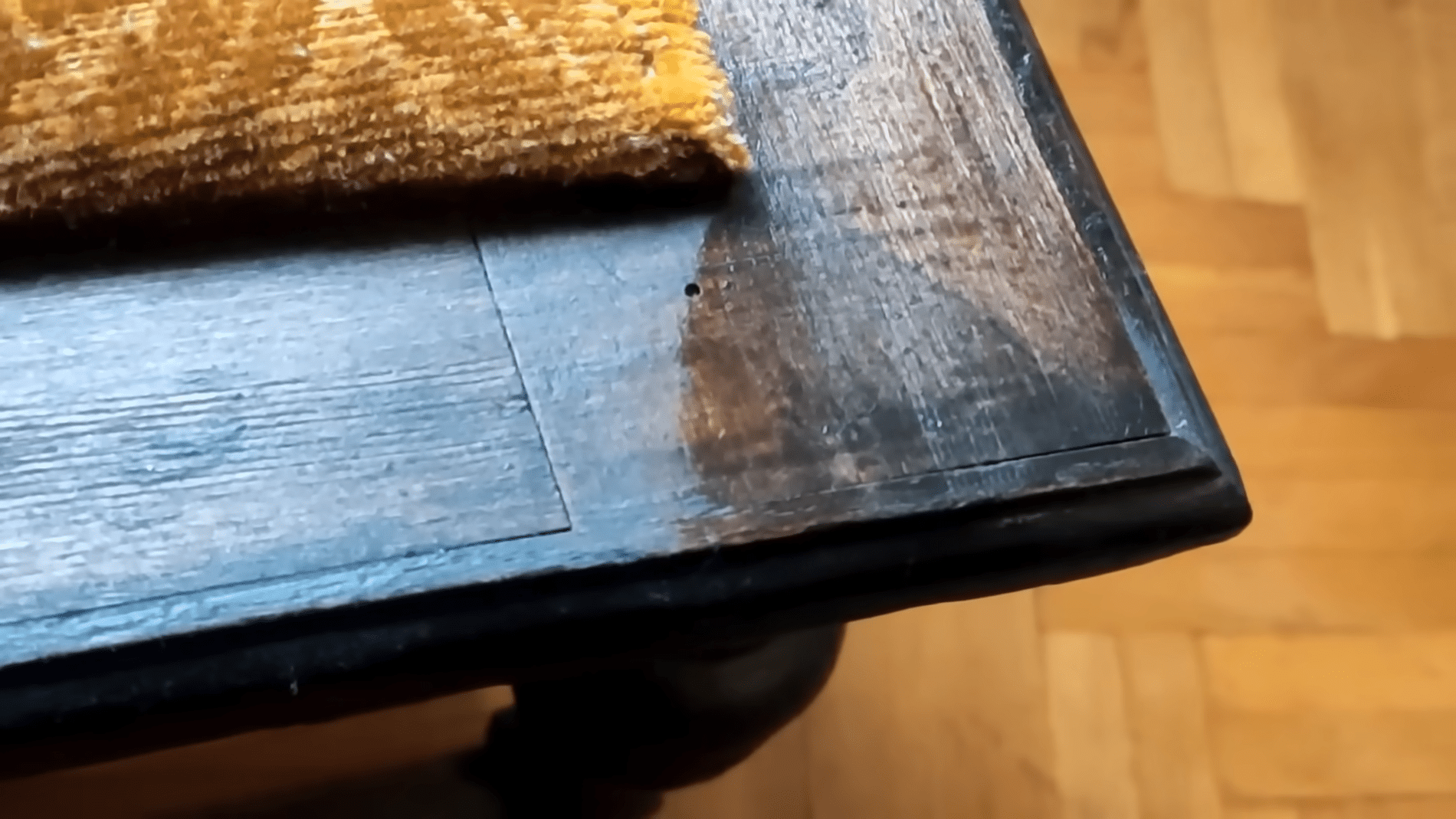 Експерти розповіли, як повернути блиск дерев'яним меблям. Фото:YouTube/PRIRODNOZDRAVLJE