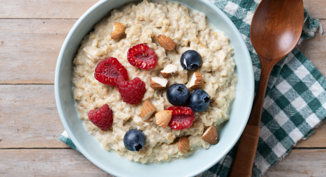 У дорослому віці з’являються певні ризики: кому не можна їсти вівсянку щодня 