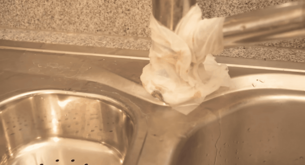 Тепер щомісяця “сповиваю” змішувач у серветку з оцтом – і за 60 хвилин забуваю про наліт: діє, як по команді 