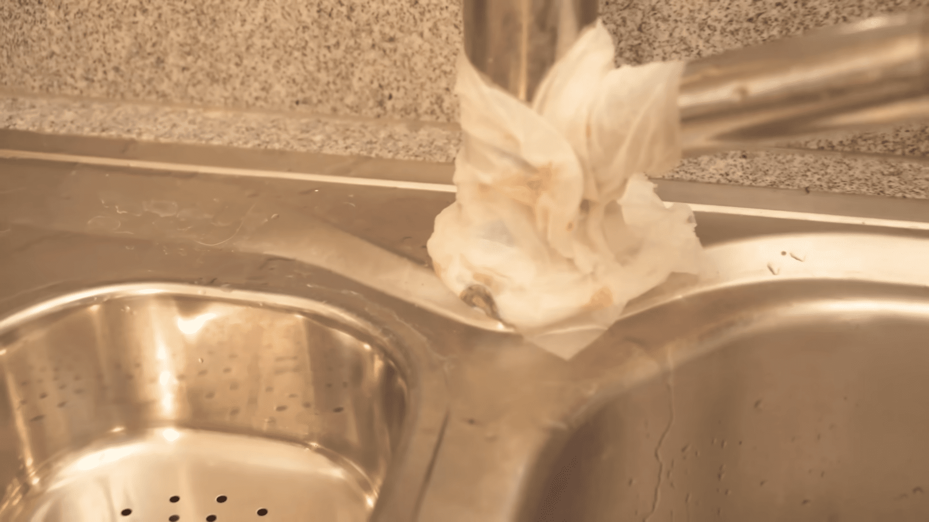 Господині розповіли, як відмити вапняний наліт зі змішувача без зайвих зусиль. Фото: YouTube/Smart Fox