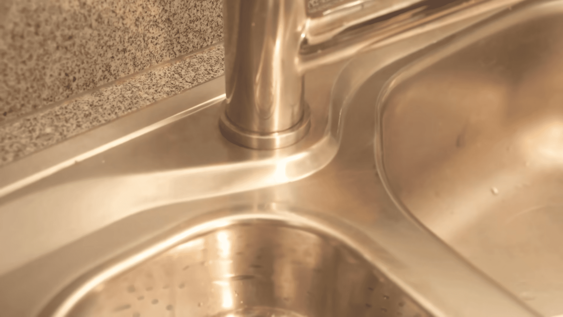 Господині розповіли, як відмити вапняний наліт зі змішувача без зайвих зусиль. Фото: YouTube/Smart Fox